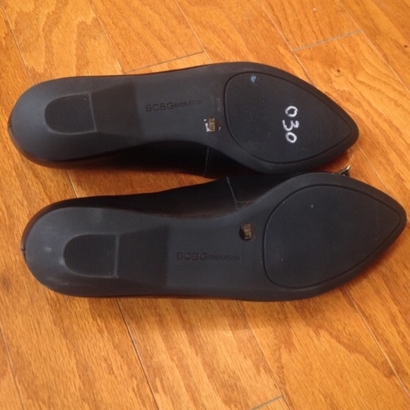 BCBGeneration Black Pointy Studded Flats w Bow - Picture 3 of 4